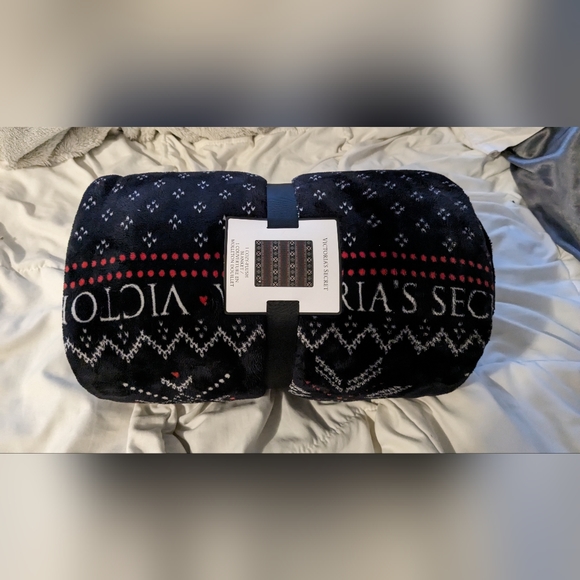 Victoria's secret blanket - Picture 4 of 5